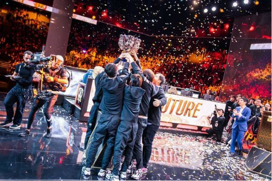 电竞精神与选手训练日常：职业心路历程揭秘，剑指国际赛场佳绩，展望电竞行业发展